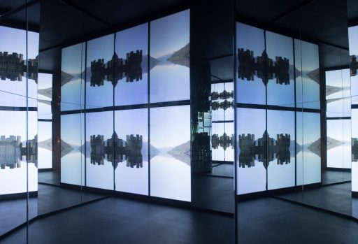 Lezioni di Yoga nella sala del caleidoscopio